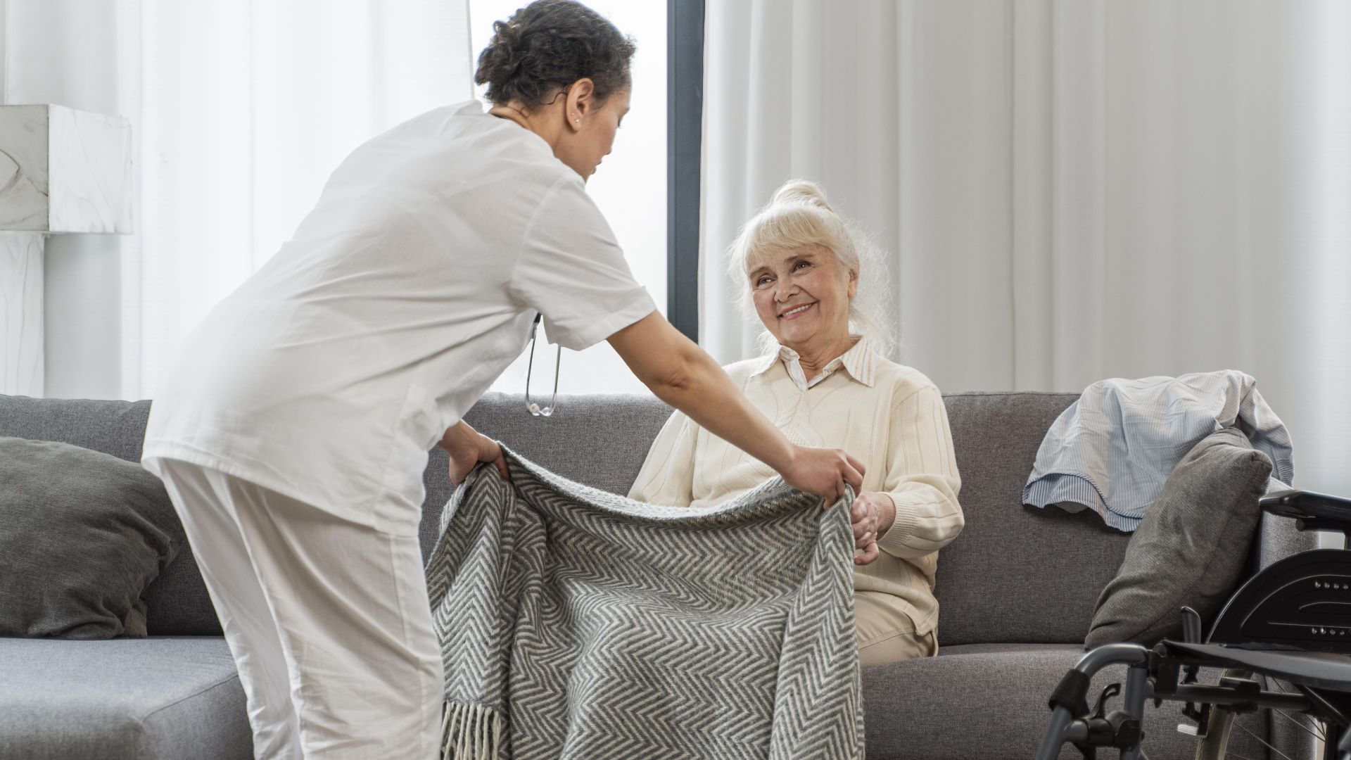 doctor-taking-care-senior-woman-home-verkleind-svrz